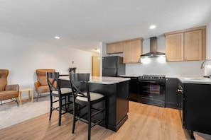 Fridge, microwave, oven, stovetop - South Ridge G-01 - Sunday River Condo (Newry)
