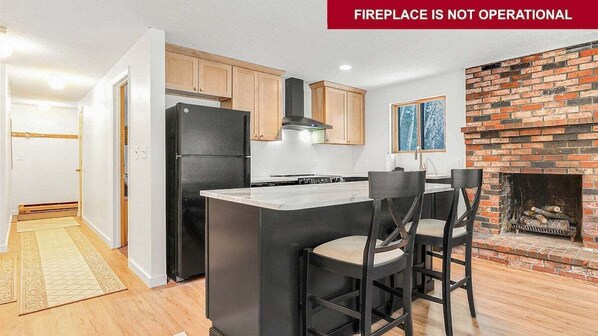 Fridge, microwave, oven, stovetop - South Ridge G-01 - Sunday River Condo (Newry)