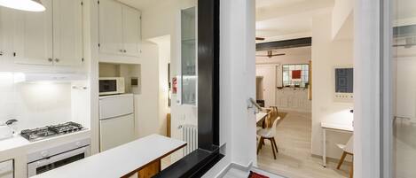 Deluxe appartement | Woonruimte | Een 40-inch flatscreentelevisie met digitale zenders
