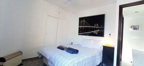 2 slaapkamers, een strijkplank/strijkijzer, reisbedje, wifi