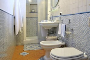 Dusche, Haartrockner, Bidet, Handtücher
