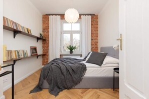 2 habitaciones, escritorio, tabla de planchar con plancha y wifi 