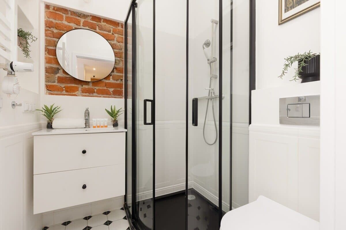 Shower, hair dryer, shampoo