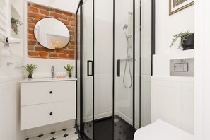 Shower, hair dryer, shampoo - Stylish Apartment in Pruszkow | Parking | Park View (Pruszków)