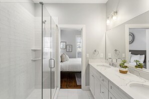 Een douche, een haardroger, handdoeken