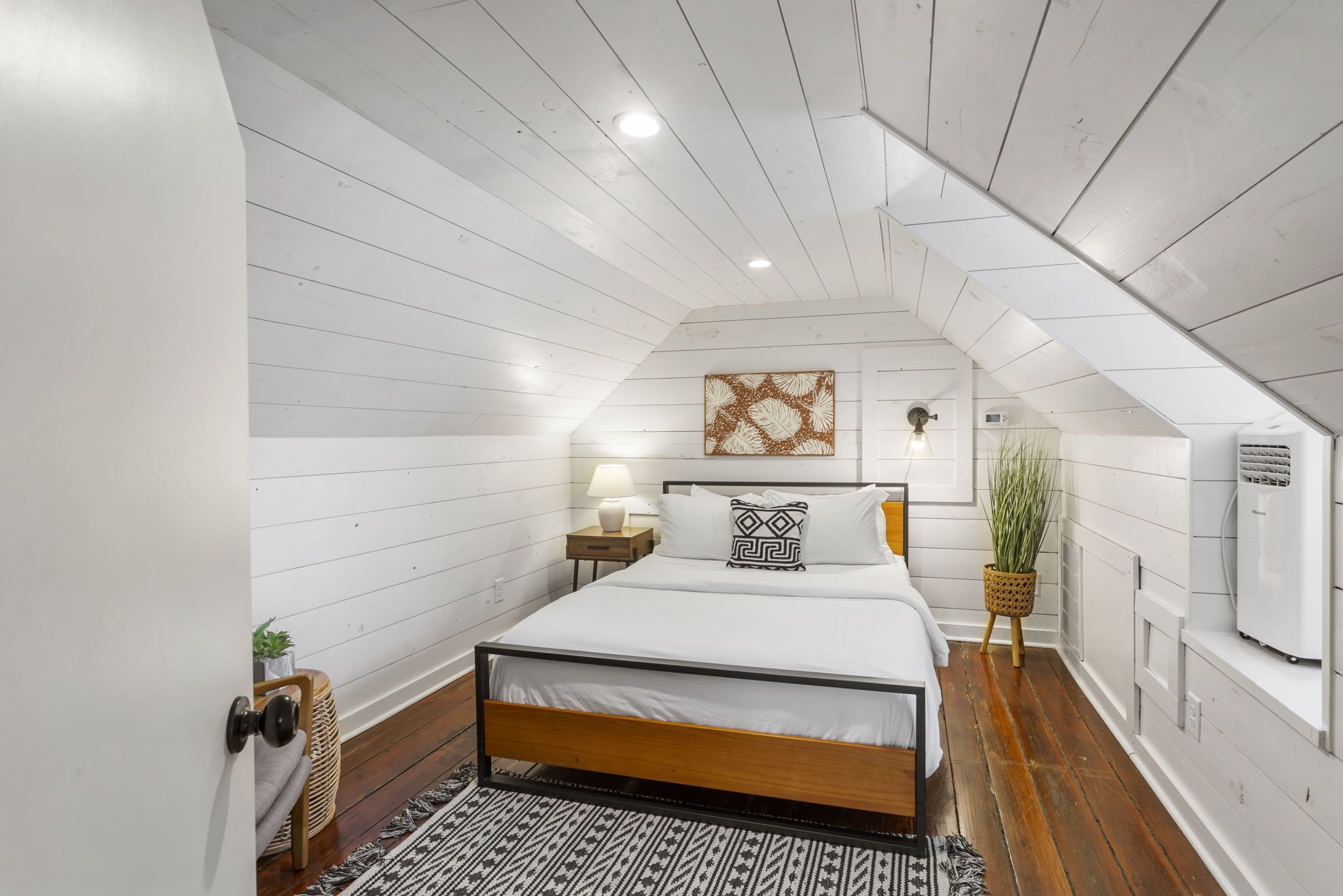 6 bedrooms, desk, iron/ironing board, free WiFi