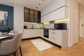 Fridge, microwave, oven, stovetop - Foksal 12/14 | Residence LUX Blue Moon | Warsaw (Warszawa)