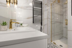 Dusche, Haartrockner, Shampoo
