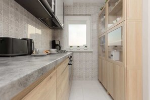 Fridge, microwave, oven, stovetop - Włościańska 10B | Modern Apartment | Balcony (Warszawa)