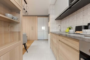 Kühlschrank, Mikrowelle, Ofen, Herdplatte