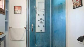 Ducha, toallas, jabón y papel higiénico