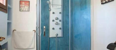 Ducha, toallas, jabón, papel higiénico