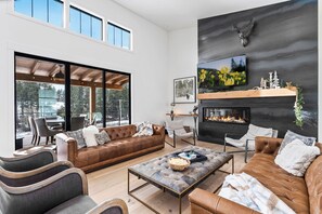 Smart-tv och eldstad