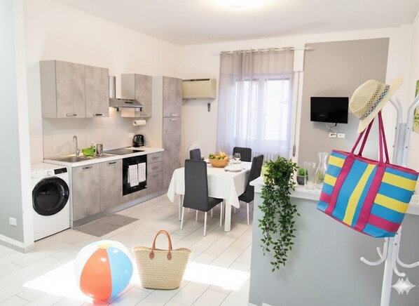 Basic-Apartment | Wohnbereich | Flachbildfernseher