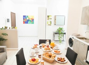 Basic Apartment | Private kitchen | Full-size fridge, oven, stovetop, electric kettle - Casa Spiaggia D'Oro (Imperia)