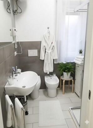 Basic-lejlighed | Badeværelse | Bruser, hårtørrer, bidet