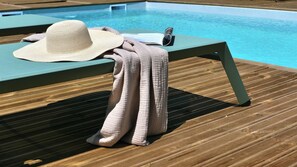 Piscine extérieure (ouverte en saison), chaises longues