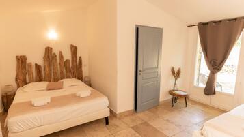 Habitación triple estándar | Decoración personalizada, muebles diferentes y escritorio