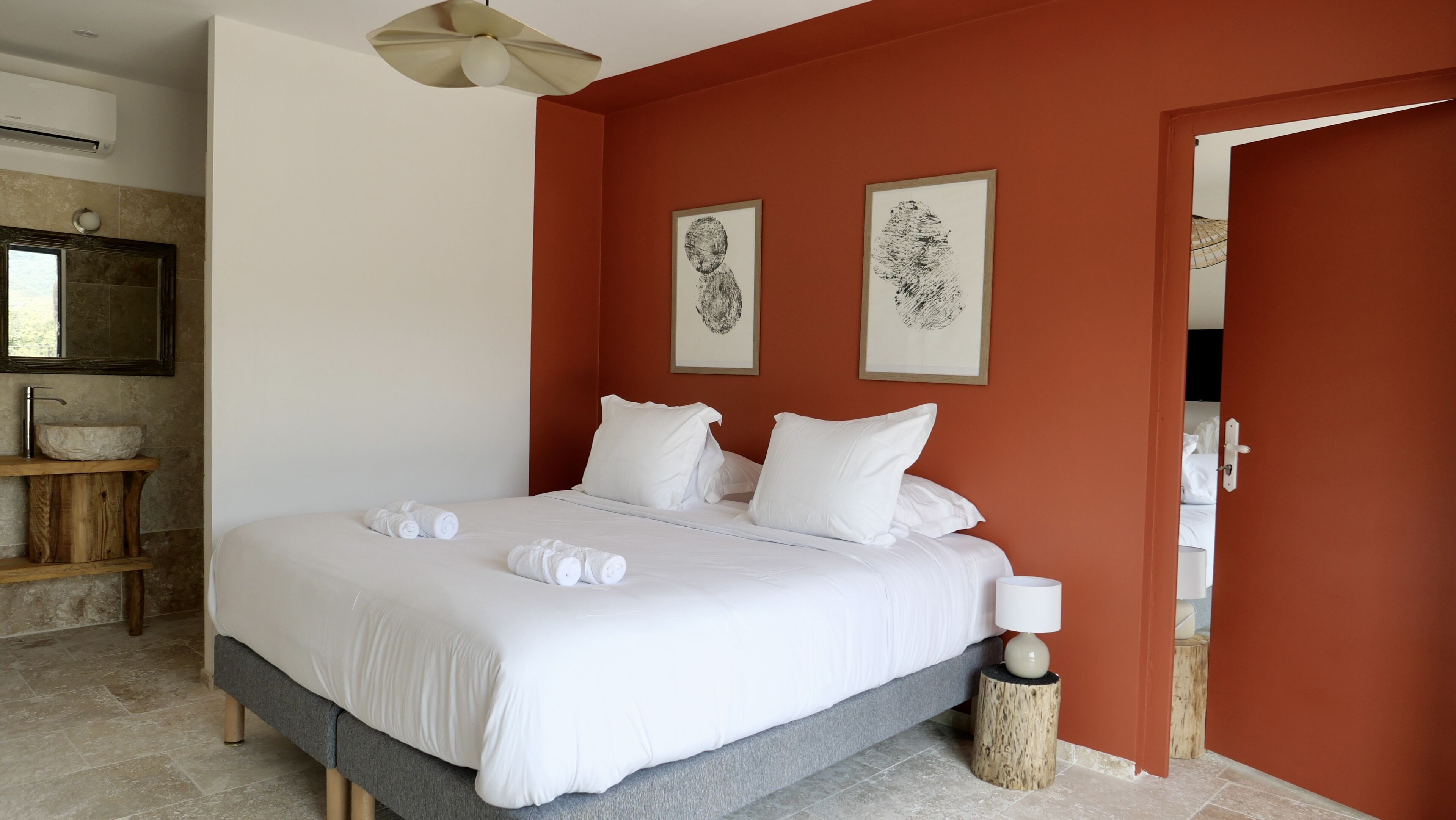 Superior Suite | Bathroom | Shower, free toiletries, hair dryer, towels