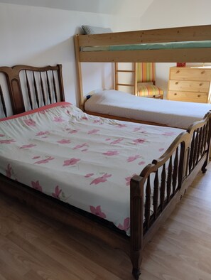 2 dormitorios, tabla de planchar con plancha, cuna de viaje y wifi