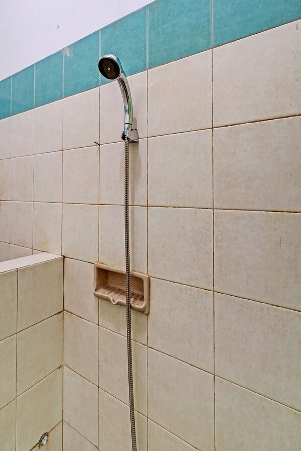 Double Room | Bathroom | Shower, soap - OYO Life 92709 Kost Teras Cikapundung Syariah (Bandung)