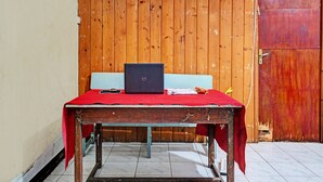 A small room with a wooden table, a laptop, and a chair. - OYO Life 92709 Kost Teras Cikapundung Syariah (Bandung)