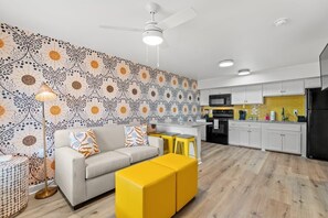 TV - TreeHouse Lodge, Walk to Beach, Pet-Friendly 101 (North Myrtle Beach)