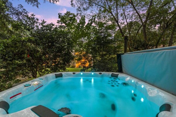 Outdoor spa tub - Walk to Town |Hot Tub |Chef Kitchen - The Sunny Spot (Decatur)