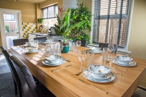 Dining - Stunnning 4 Bed House Hot Tub, Sky Tv, Pool Table (London)