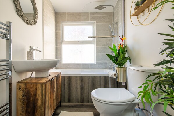 Casa | Baño | Tina con regadera, tina profunda, secadora de cabello, toallas 