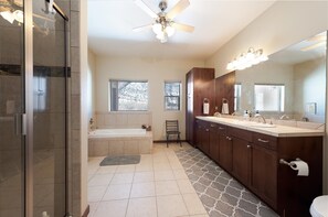 Dusj, hårføner og håndklær