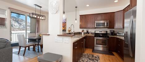 Geladeira, micro-ondas, fogão, cooktop