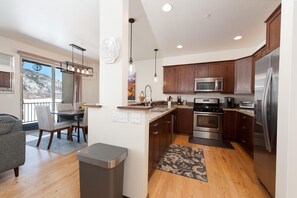 Kylskåp, mikrovågsugn, ugn och spishäll