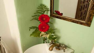 Een douche, handdoeken, zeep, toiletpapier