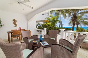 Outdoor dining - Belmar Oceanfront apartment 8 a 2 bedroom /2 bathroom ensuite de luxe apartment (Kralendijk)