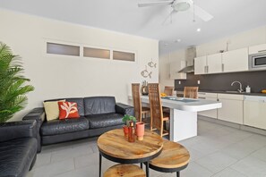 TV - Belmar Oceanfront apartment 8 a 2 bedroom /2 bathroom ensuite de luxe apartment (Kralendijk)