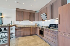 Frigorífico, microondas, horno y placa de cocina