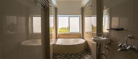 Family Suite | Bathroom | Shower, rainfall showerhead, towels, soap