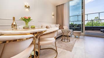 Luxury-Penthouse, Whirlpool, Meerblick | Zimmersafe, individuell dekoriert, individuell eingerichtet