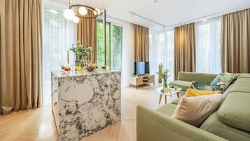 Junior Suite | In-room safe, individually decorated, individually furnished