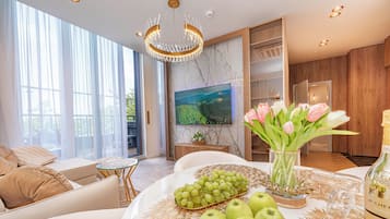Luxury-Penthouse, Whirlpool, Meerblick | Zimmersafe, individuell dekoriert, individuell eingerichtet