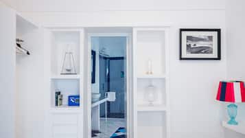 Deluxe Room | 1 bedroom, minibar, in-room safe, iron/ironing board