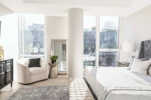 6 bedrooms, desk, iron/ironing board, travel crib - Luxury Loft Collection COMBO 01/03 | Terrace (Chicago)