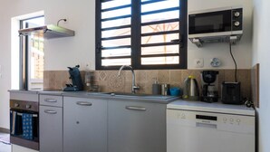 Coffee/tea maker, fridge, microwave, oven - Appartementmaïthé 3 (Saint-Paul)