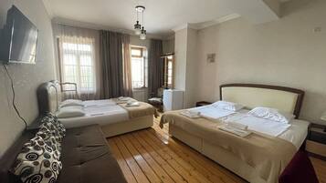 Family Room | Desk, soundproofing, free WiFi, bed sheets