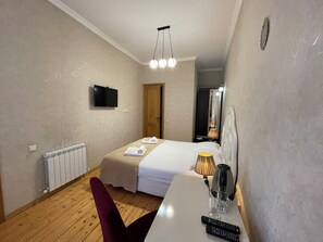 Habitación estándar, 1 cama matrimonial | Escritorio, insonorización, wifi gratis y ropa de cama