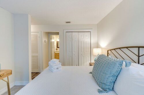Quaint Sarasota Condo: 4 Mi to Siesta Key Beach!