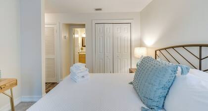 Quaint Sarasota Condo: 4 Mi to Siesta Key Beach!