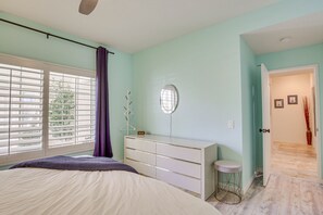 3 bedrooms, desk, laptop workspace, iron/ironing board - Palm Desert Retreat: Pool Access & On-site Golf! (Palm Desert)