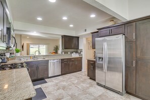 Appartement (3 Bedrooms) | Cuisine privée | Four à micro-ondes, un four, surface de cuisson, lave-vaisselle